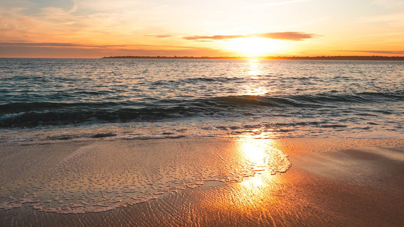Coucher de soleil de la plage des Sables Blancs Concarneau Finistère Bretagne-little-img-gallery