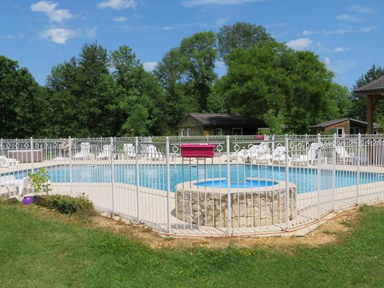 "Le Clos du Moulin", Village de Gîtes en Périgord : piscine sécurisée-little-img-gallery