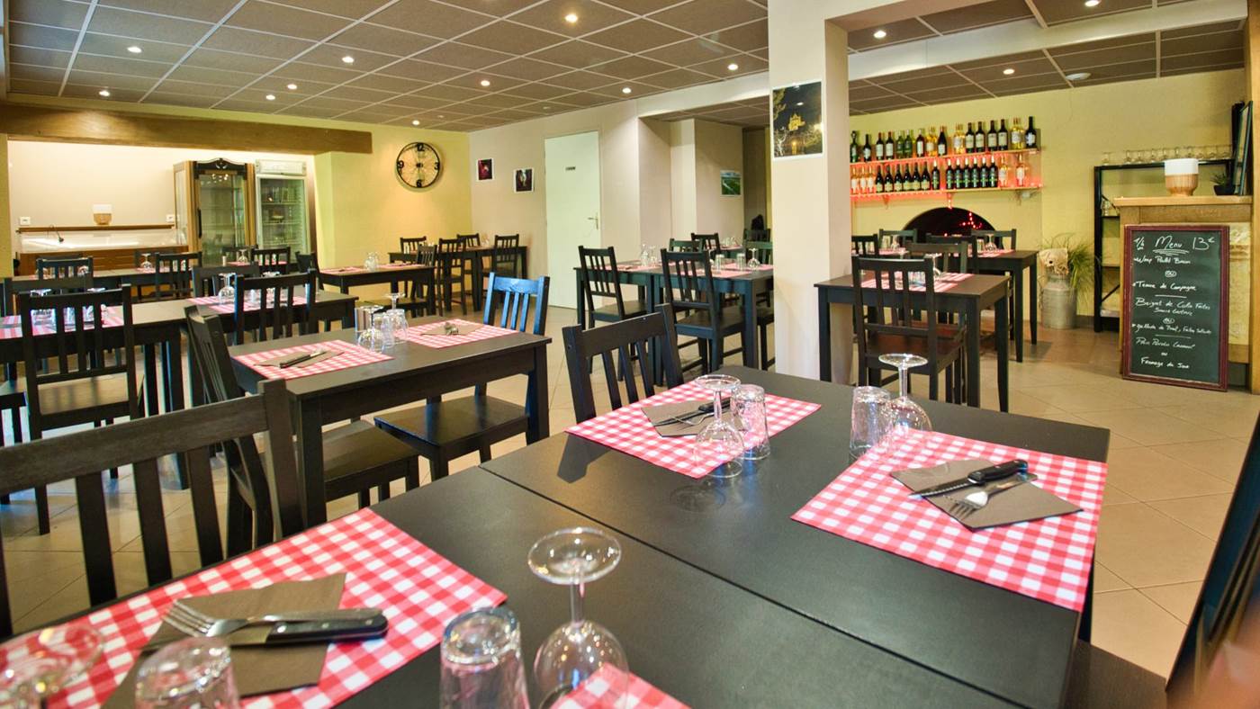 "Le Clos du Moulin", Village de Gîtes en Périgord : salle du restaurant-little-img-gallery