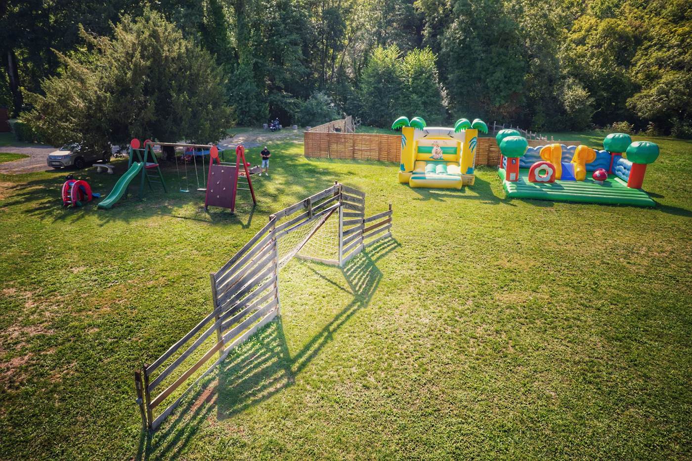 "Le Clos du Moulin", Village de Gîtes en Périgord : les enfants peuvent jouer en toute liberté et sécurité !-little-img-gallery