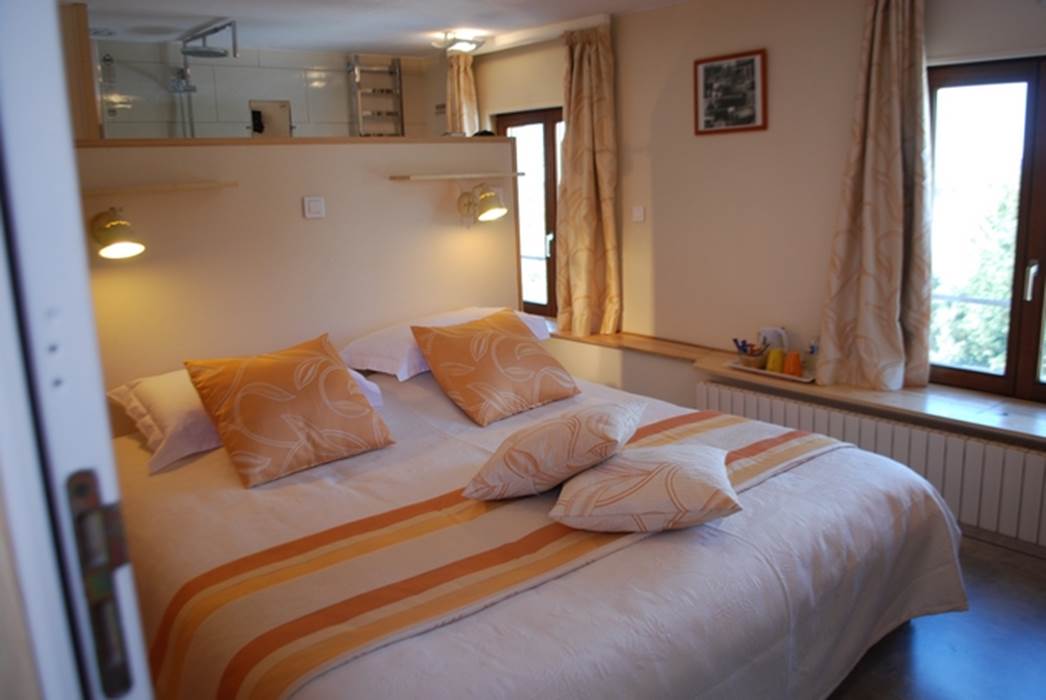 chambre Guimbelot au Ranch des Lacs lit de 1,80m x 2,00m vue sur la nature-gallery