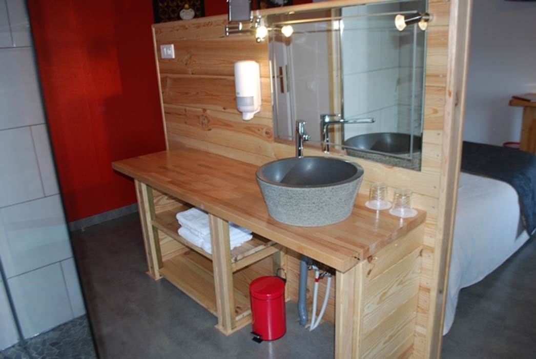 Vasque et miroir , l'envers de la tête de lit La Pousse d'Or hotel de Charme-gallery