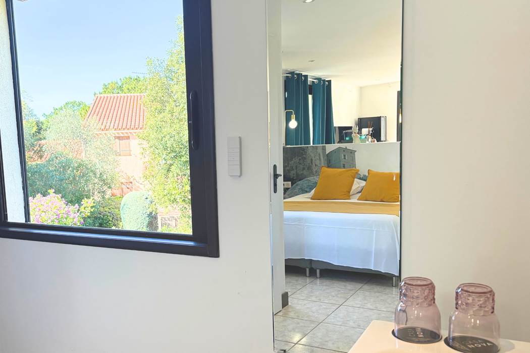 Salle de bain ouverte sur la chambre avec douche et WC séparé-gallery