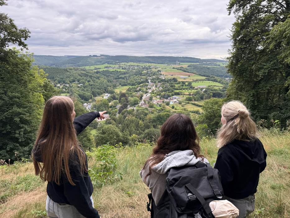 3 filles de dos qui montrent du doigt-gallery