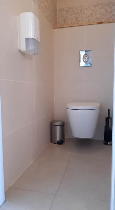 wc suspendu indépendant fermé dans la chambre-gallery