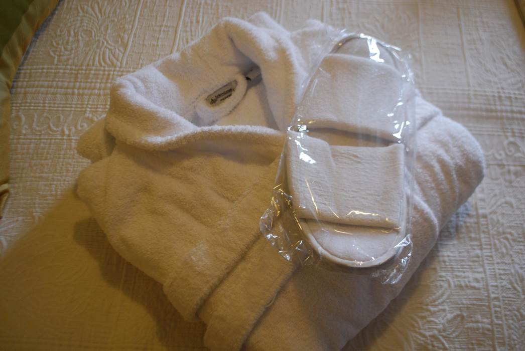 peignoirs et chaussons dans chaque chambre-gallery