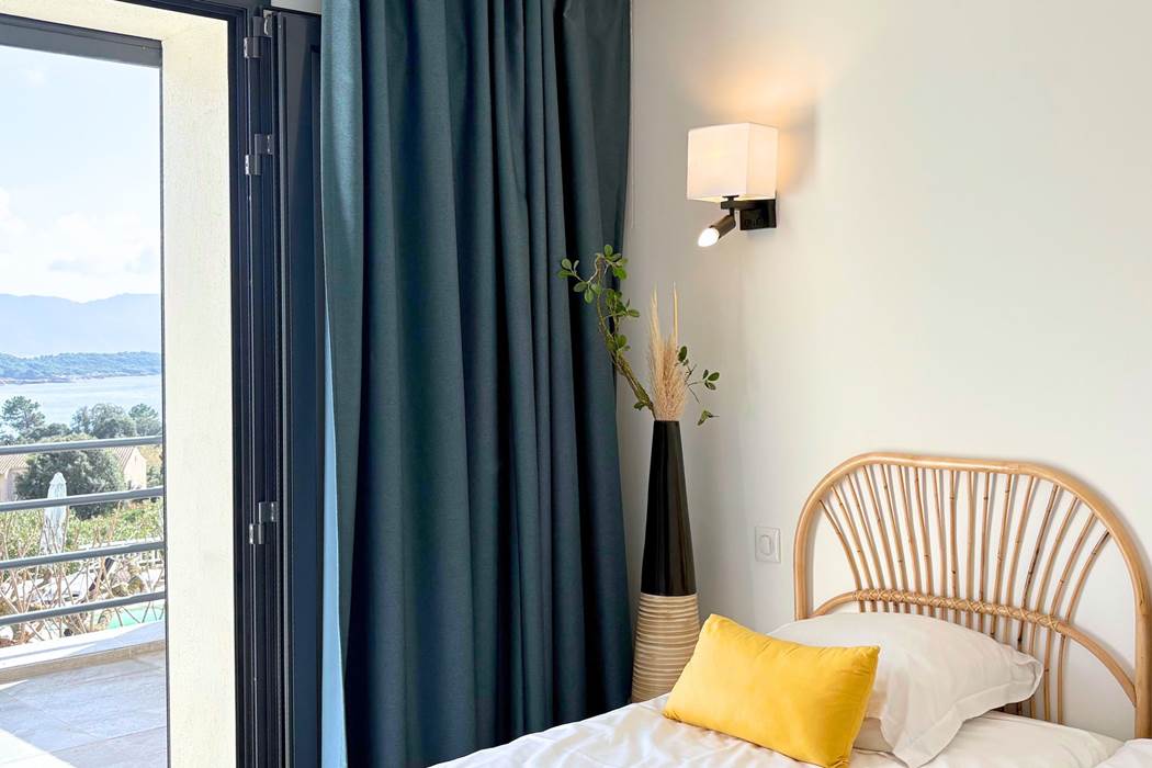 Chambre enfants donnant sur une grande terrasse vue mer-gallery