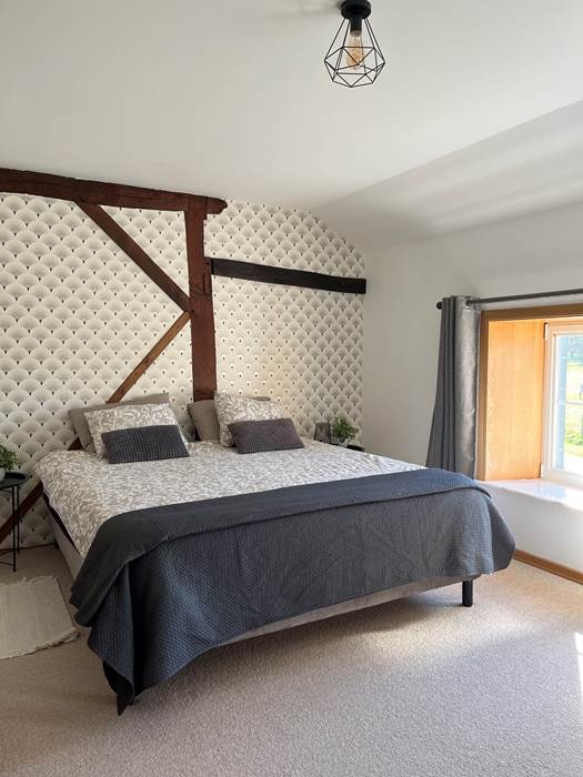 chambre grise lit king size et 1 lit simple-gallery