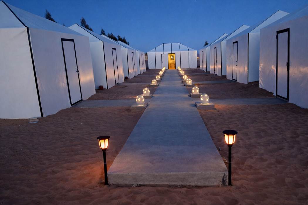 Chemin au milieu du camp-gallery