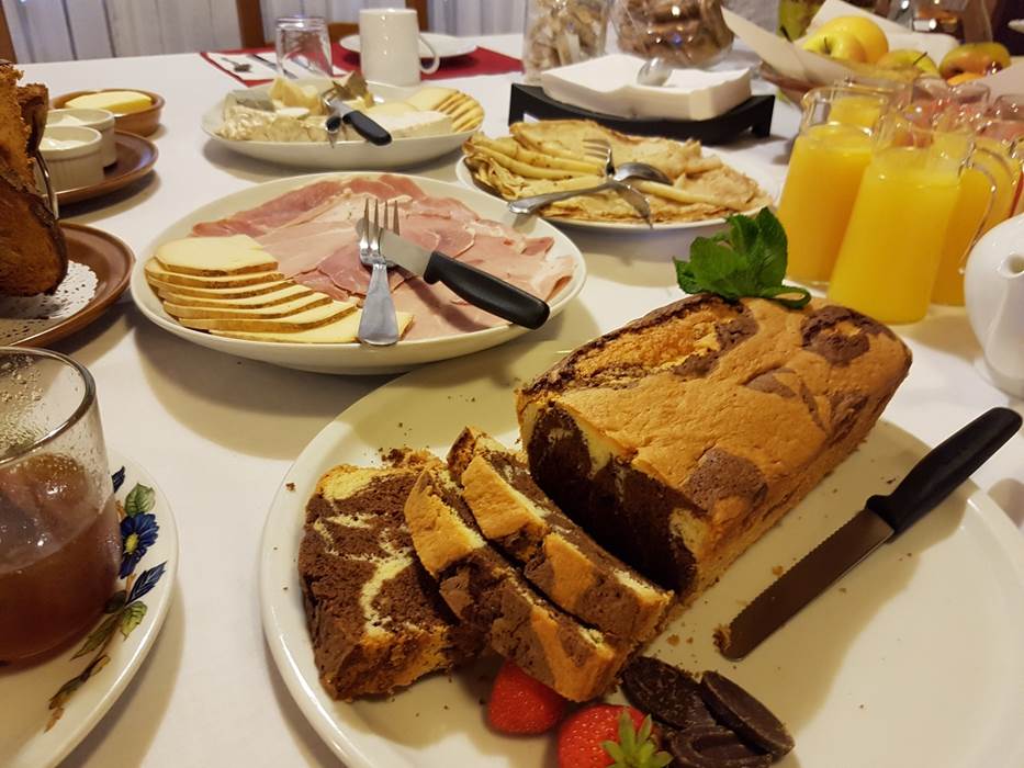 exemple de table  dressée pour le Petit Déjeuner Gourmand au Ranch des Lacs-gallery