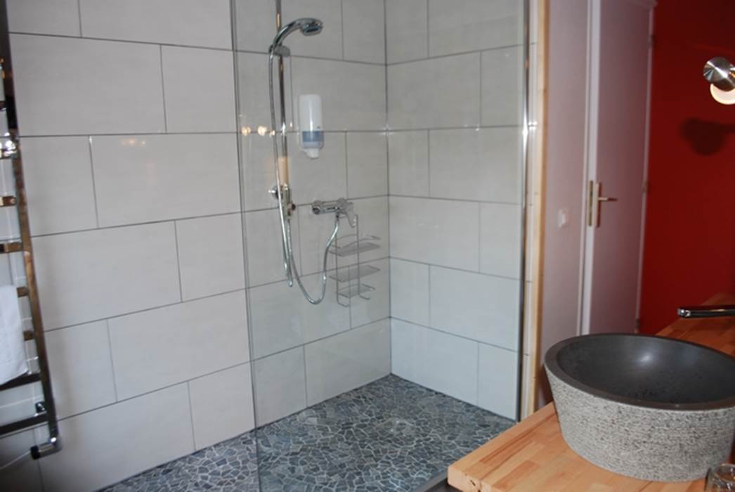 Douche à l'italienne chambre  La Pousse d'Or au Ranch des Lacs-gallery