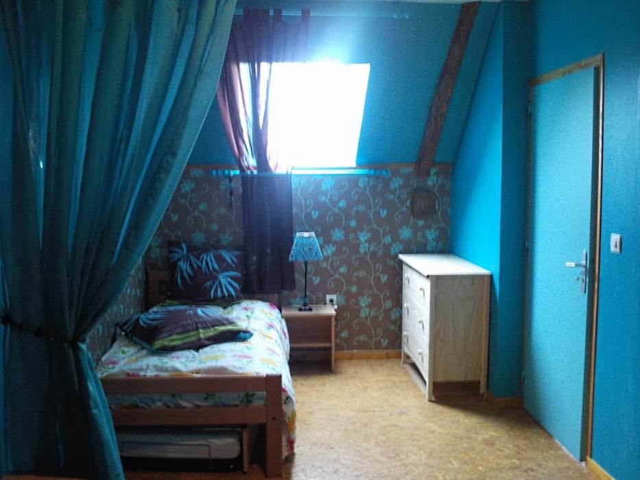 Chambre bleue avec 3 lits simples