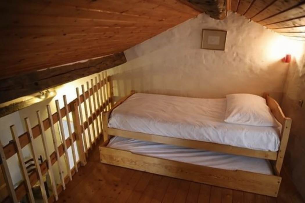 Chambre mansardée chaleureuse et simple