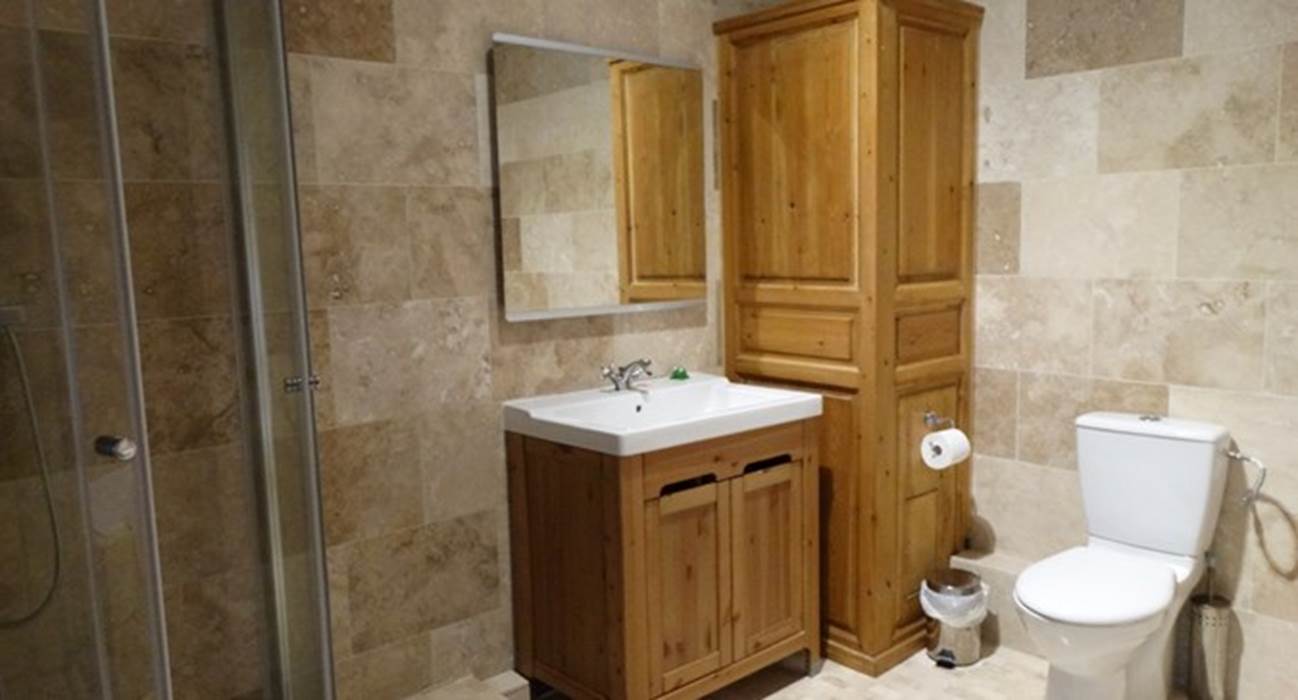 grande salle de bain/douche et WC partagée