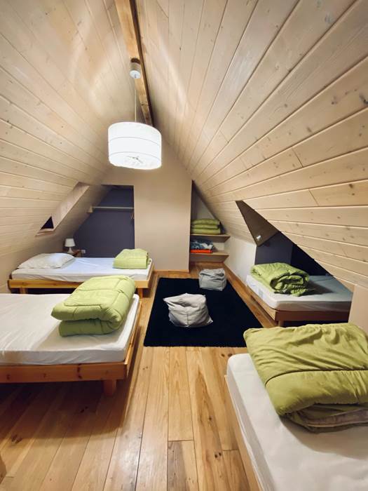 4 lits simples à l'étage de la chambre