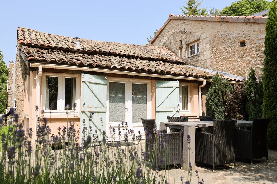 Grande terrasse face à la forêt avec table, chaises et hamac