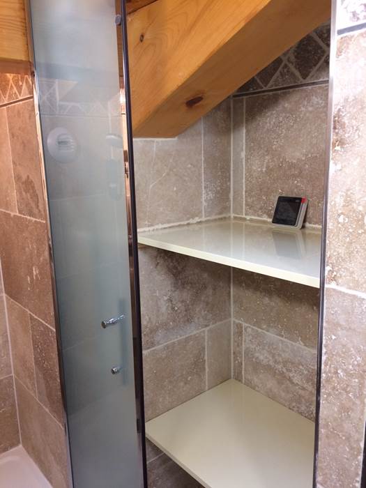 Etagères de la salle de bains