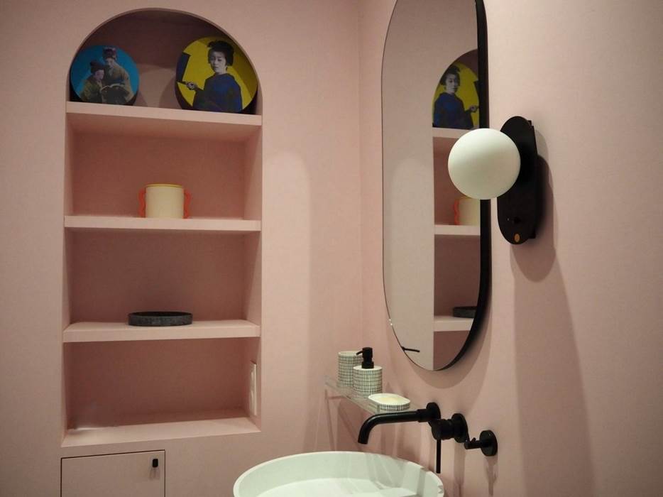 Salle d'eau baignée d'une jolie teinte rose.