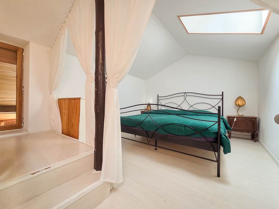 Chambre double séparée par un rideau
