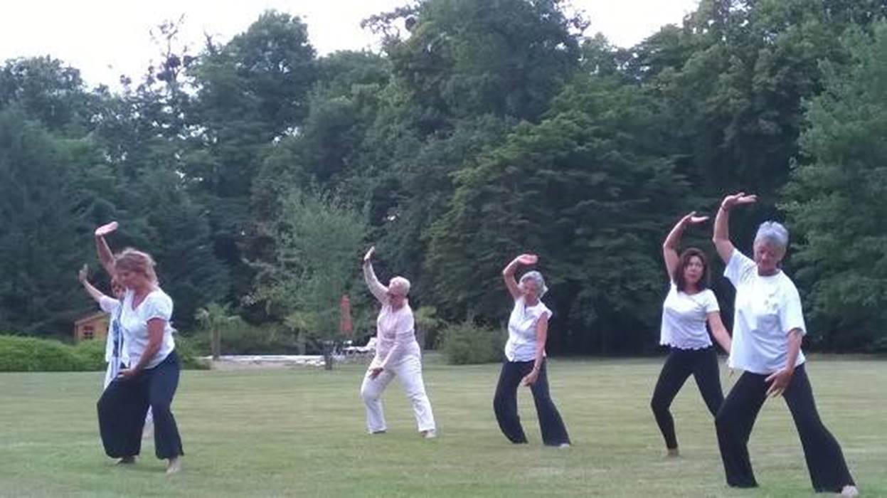 Yoga, danse méditative, gym de renforcement  Réservez avec  votre hébergement