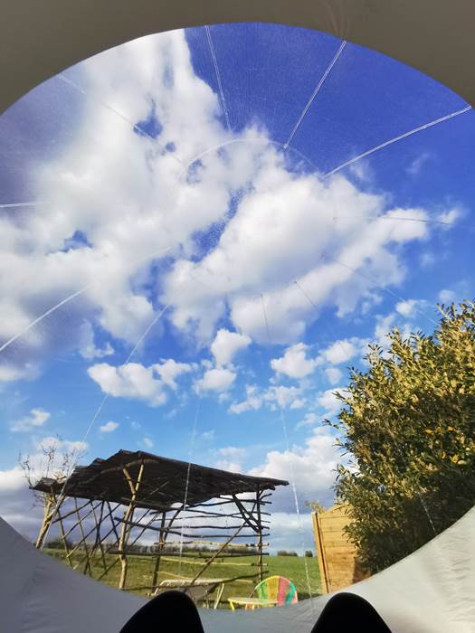 Vue sur le ciel depuis votre lit