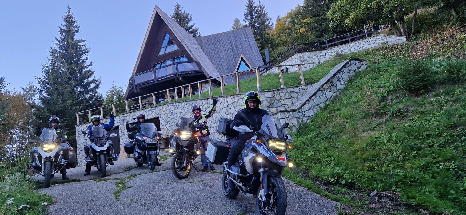 PASSAGE DE MOTOS ET DE VOITURES SUR LA RGA