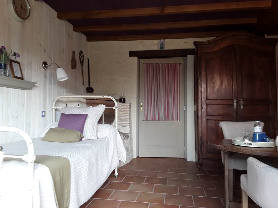 petit  lit côté  salle  d'eau
