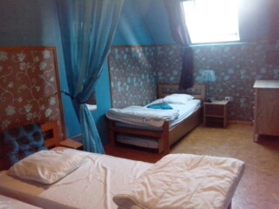 Chambre bleue du gîte avec 3 lits simples