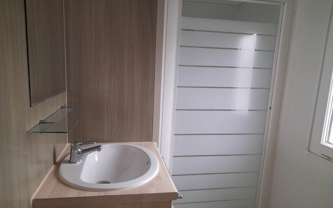 salle de bain douche et lavabos