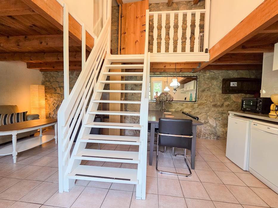 Salon cuisine et escalier menant aux chambres