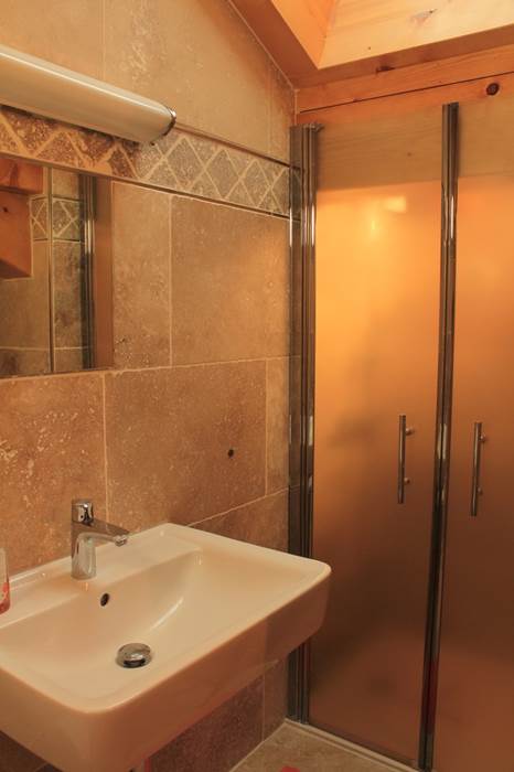 Vue entre lavabo et douche