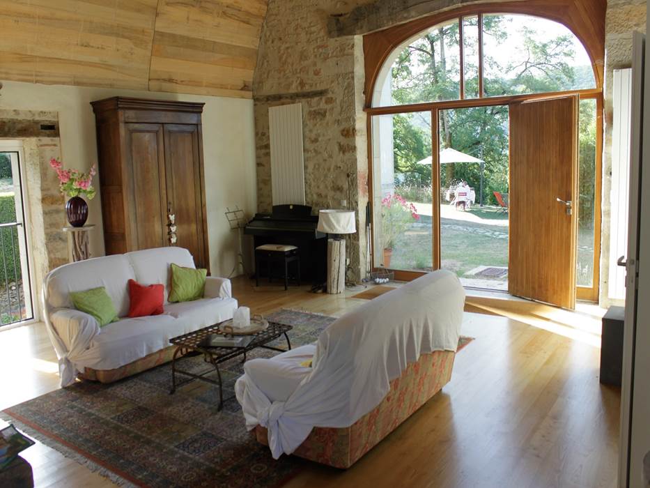 Le grand salon de la grange du Broual, gîte de charme dans le Lot