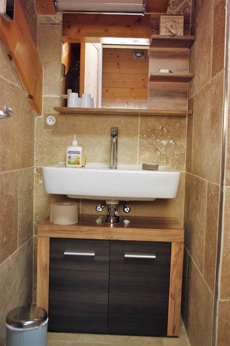 Eclairage au dessus du Lavabo avec miroir, étagères à droite et sous le miroir et meuble de rangement d'affaire de toilette, sous le lavabo