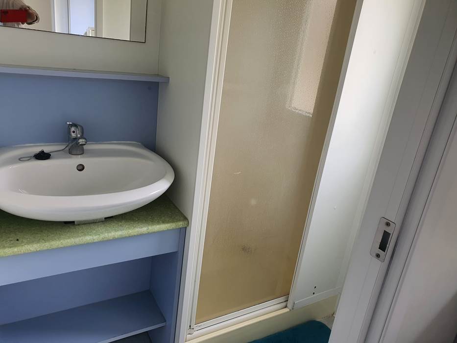 salle de bain avec douche