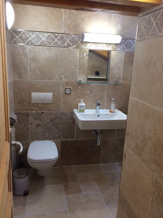 Vue à partir de la porte d'entrée de la salle de bains