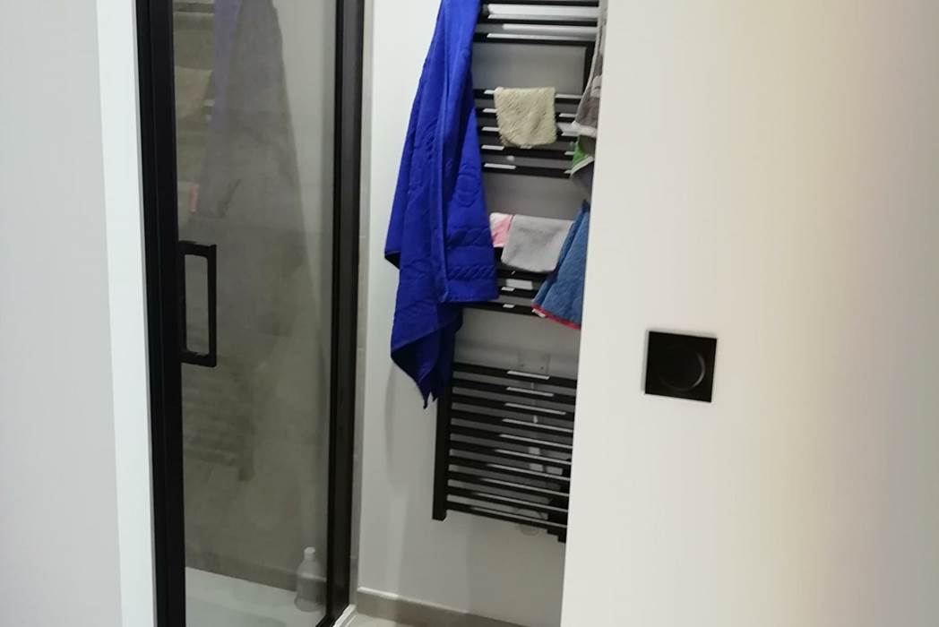 L'oxalis-70m²-n°812-appartement-Taninges-salle-de-bain-douche-sèche-serviettes