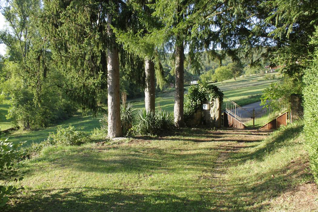 Entrée privative du gîte "Côté Donjon" Domaine le Broual, gîtes de charme dans le Lot