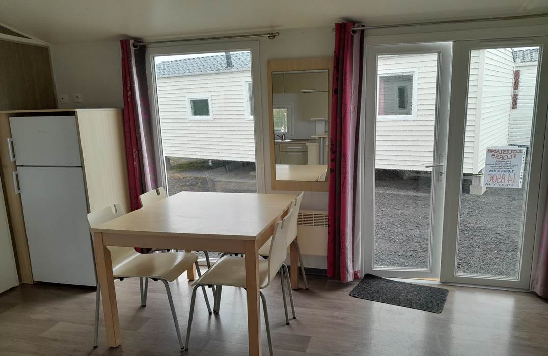table + 5 chaises