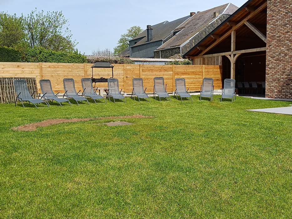 Jardin privatif, à l'abri des regards, avec 10 fauteuils de soleil et barbecue