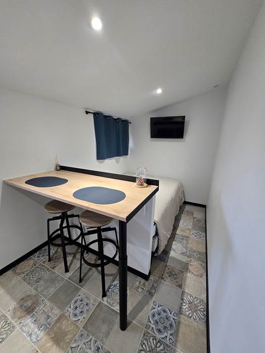 Table haute et Lit CHAMBRE GAUDINA