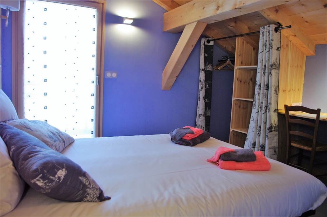 Vue du coin bureau, étagères et penderie