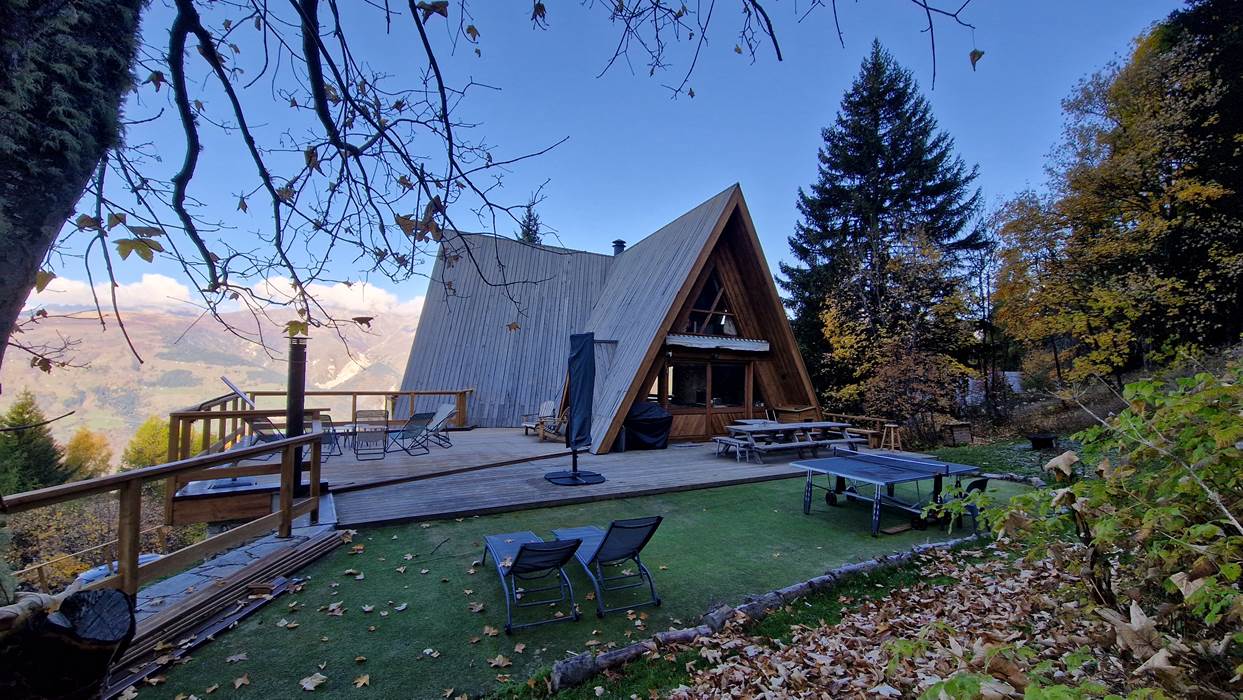 VUE ARRIERE DU CHALET AVEC SA GRANDE TERRASSE