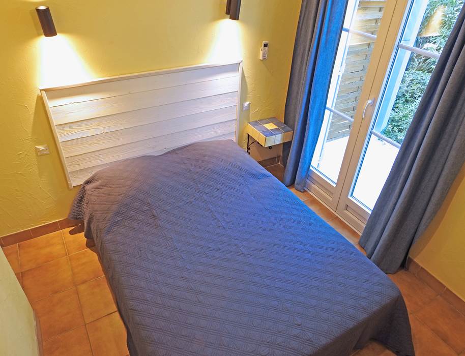 chambre climatisée, lit 140x190, matelas et oreillers à mémoire de forme