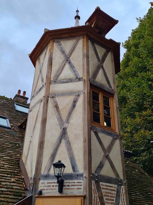 La tourelle à pans de bois du gîte