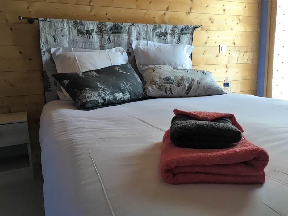 Lit double de la chambre préparée pour 2 personnes