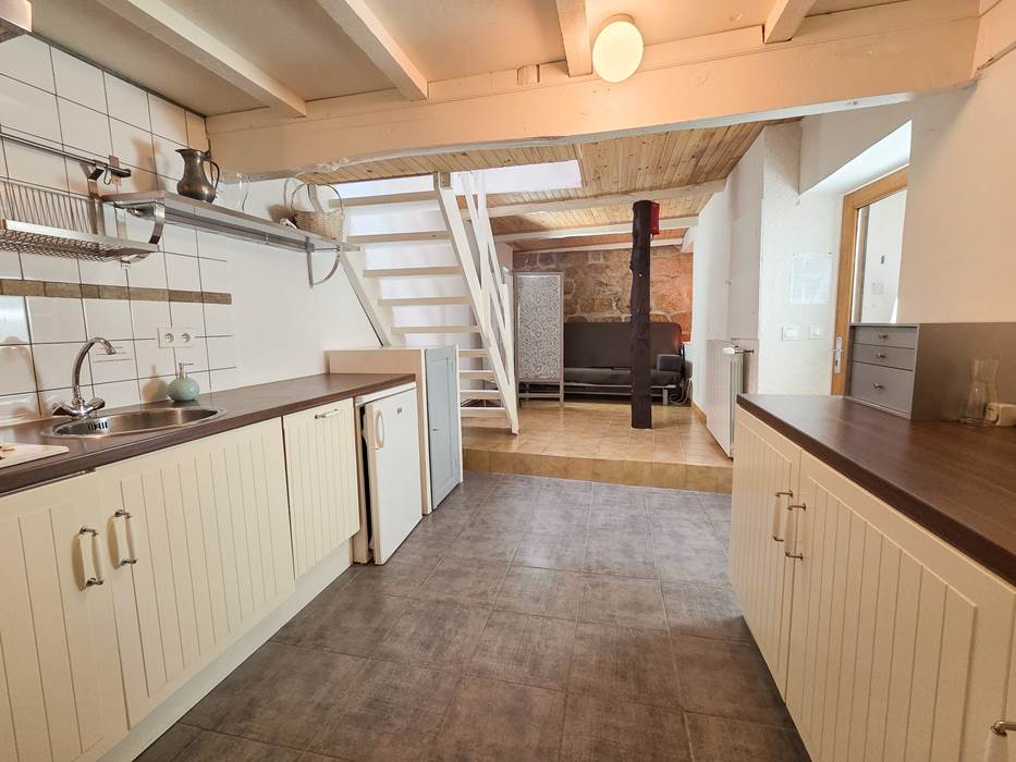 Cuisine avec escalier menant aux chambres