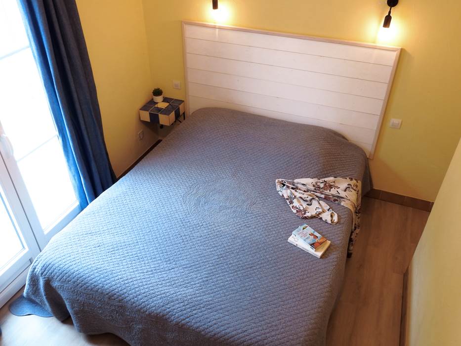 chambre climatisée, lit 160x200, matelas et oreillers à mémoire de forme