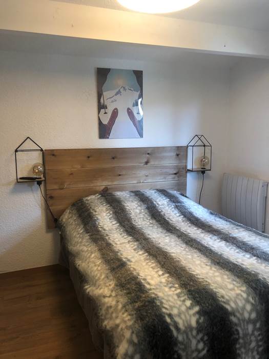 chambre parentale avec télévision.