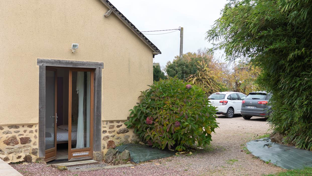 vue extérieure charlotte's room et parking bandb la basse orme - les iffs