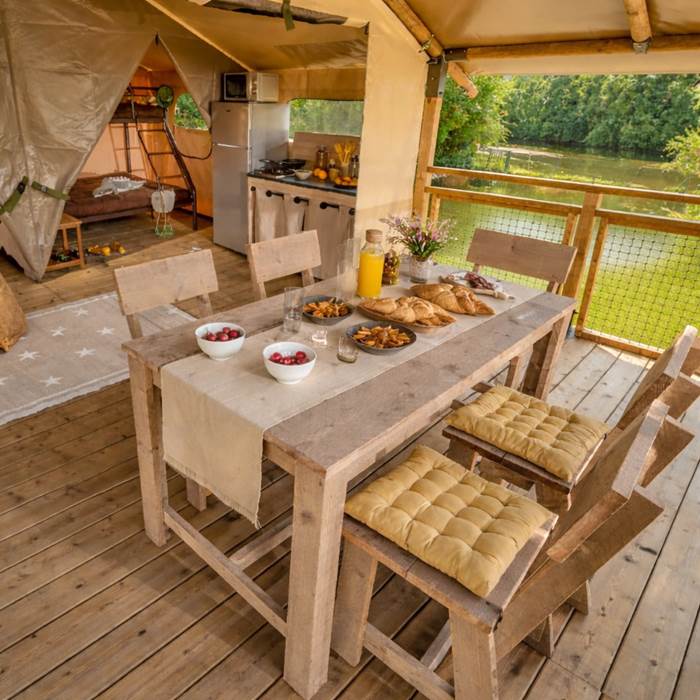 interieur tente safari coin repas